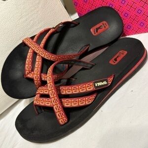 EUC Teva Olowahu thong sandal strappy women 7 red orange yellow white black shoe